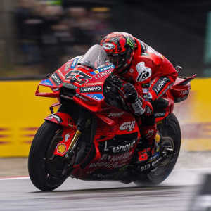 Hasil Sprint Race MotoGP Jepang 2025: Peco Bagnaia Asapi Marc Marquez