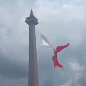 Viral Insiden Bendera Merah Putih Raksasa Robek di Monas Saat Gladi HUT TNI