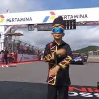 Aksi Dhika Joget Aura Farming Pacu Jalur Bareng Marc Marquez di Sela MotoGP Mandalika