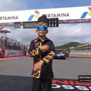 Aksi Dhika Joget Aura Farming Pacu Jalur Bareng Marc Marquez di Sela MotoGP Mandalika