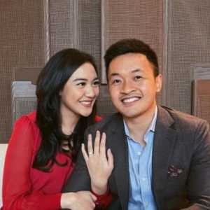 Rumah Tangga Disorot, Putri Tanjung Hapus Foto Pernikahan dengan Guinandra