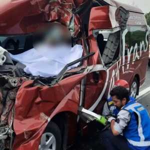 Kecelakaan Maut di Tol Cipularang: Mobil Travel Tabrak Truk, 1 Tewas, 9 Luka-luka