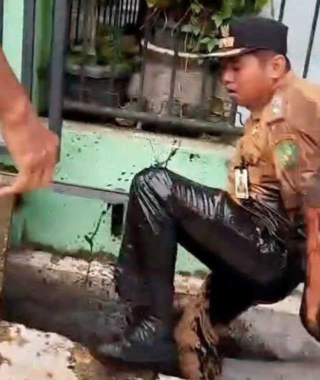     Lurah Perintis, Kota Medan, Muhammad Fadil usai diceburkan warganya ke got  (Ist)