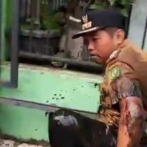 Viral Lurah di Medan Diceburkan Warga ke Got Usai Bongkar Polisi Tidur dari Ban Bekas