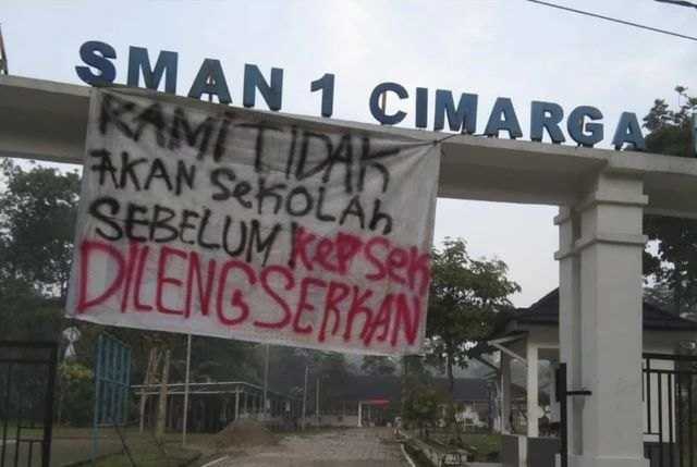     Ratusan siswa SMAN 1 Cimarga Lebak, Banten mogok sekolah sebagai protes insiden Kepala Sekolah diduga menampar murid yang ketahuan merokok (ist)