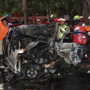 Kecelakaan Maut Surabaya: Honda Jazz Terbakar Usai Tabrak Pohon, 2 Tewas dan 1 Luka