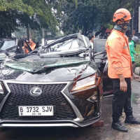Polisi Ungkap Identitas dan Kronologi Mobil Lexus Tertimpa Pohon di Pondok Indah