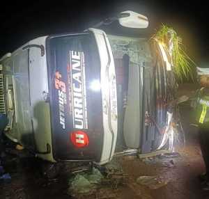 Bus PO Haryanto Terguling di Tol Batang, 3 Penumpang Tewas