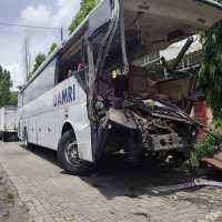 Bus Damri Seruduk Truk Gandeng di Jembatan Suramadu, Sopir dan Kernet Tewas