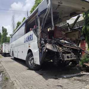 Bus Damri Seruduk Truk Gandeng di Jembatan Suramadu, Sopir dan Kernet Tewas