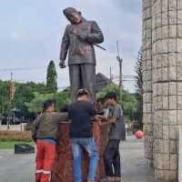 Kepala Patung Soekarno di Alun-alun Indramayu Miring, Ini Penyebabnya