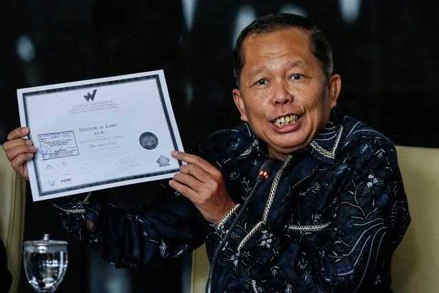     Hakim Konstitusi Arsul Sani pamer dokumen ijazah (ANTARA)