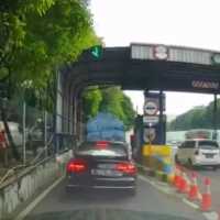 Viral Sedan Audi Terobos Gerbang Tol Modus Pepet Pikap di Jaksel, Kini Dicari Polisi