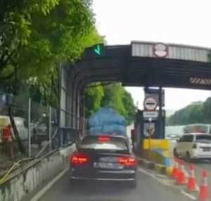 Viral Sedan Audi Terobos Gerbang Tol Modus Pepet Pikap di Jaksel, Kini Dicari Polisi
