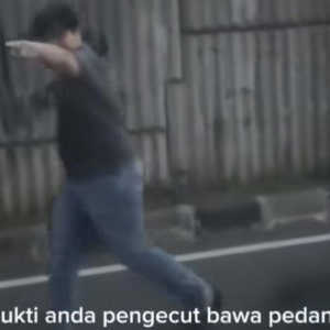 Ditegur karena Potong Jalur, Pengemudi Pengemudi Karimun Marah dan Acungkan Pedang