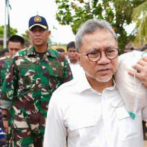 Respons Zulhas soal foto panggul beras disorot netizen: itu biasa