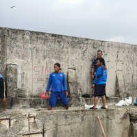 Tanggul laut di Muara Baru yang bocor ditambal pakai karung pasir, kuat berapa lama?