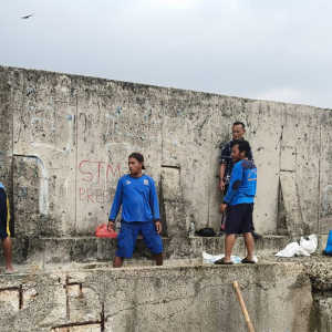 Tanggul laut di Muara Baru yang bocor ditambal pakai karung pasir, kuat berapa lama?