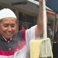 Heboh warung mie babi di Bandung, pedagangnya pakai atribut peci dan hijab