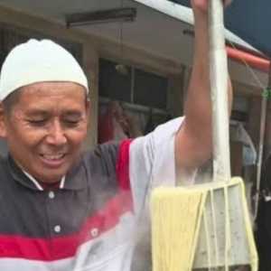 Heboh warung mie babi di Bandung, pedagangnya pakai atribut peci dan hijab