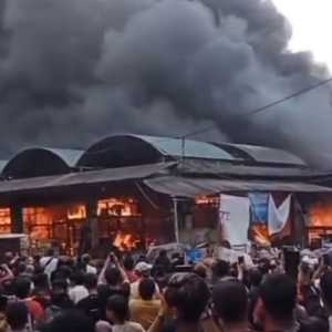 Pasar Induk Kramat Jati kebakaran: dua ledakan terdengar di kios penjual pepaya