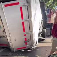 Mobil MBG kecelakaan di Depok, Boksnya nyangkut di batang pohon