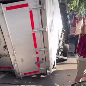 Mobil MBG kecelakaan di Depok, Boksnya nyangkut di batang pohon