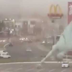 Badai dahsyat robohkan Patung Liberty, kepalanya sampai pisah