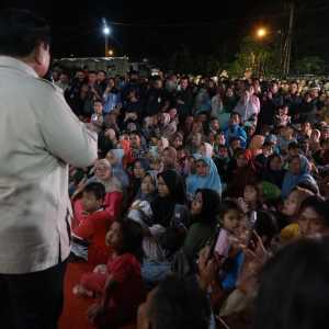 Momen Prabowo tahun baru di Tapsel nonton film Jumbo di pengungsian