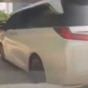 Viral Lexus RI 25 serobot antrean gardu Tol Cilandak, punya menteri apa?
