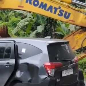 Tabrakan beruntun libatkan 5 mobil dan ekskavator di Bogor, lima orang jadi korban