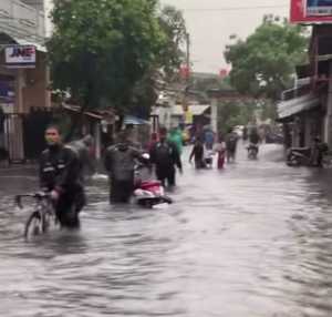 Jakarta dikepung banjir: 57 RT dan 39 ruas jalan banjir hingga 1 meter
