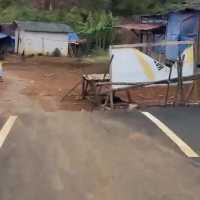 Viral perbedaan jalan di perbatasan Banten-Jabar: tanah merah vs aspal hitam