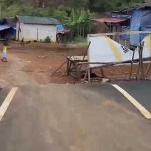 Viral perbedaan jalan di perbatasan Banten-Jabar: tanah merah vs aspal hitam