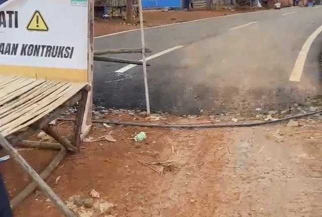     Kondisi perbedaan jalanan di Jawa Barat dan Banten: jalan aspal vs jalan tanah merah (dok: Muhammad Zaenudin)