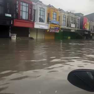 Jakarta dikepung banjir: 16 RT dan 11 ruas jalan digenangi banjir hingga 70 Cm