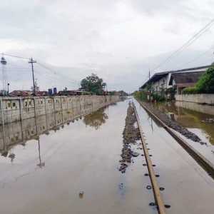 Daftar kereta jarak jauh yang batal berangkat hari ini gegara rel terendam banjir