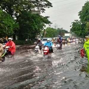 Hujan deras: 1 RT dan 8 ruas jalan di Jakarta banjir hingga 50 Cm