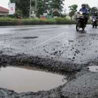 Jalan berlubang bekas banjir di Jakarta makan puluhan korban