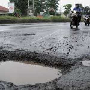 Jalan berlubang bekas banjir di Jakarta makan puluhan korban