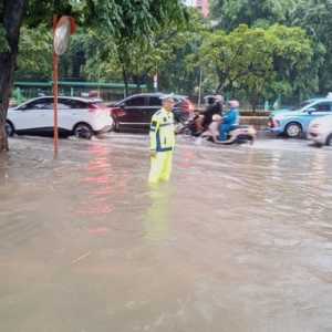 Daftar jalanan di Jakarta tergenang banjir: Letjen Suprapto 40 Cm, Daan Mogot 30 Cm