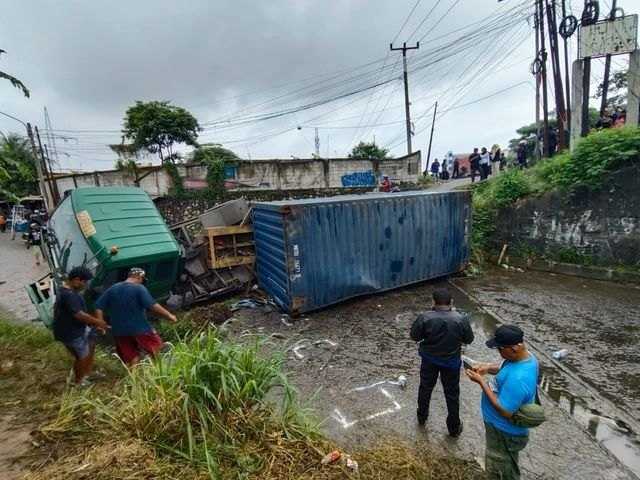     Truk kontainer terguling dan menimpa sedan Toyota Corolla di Karawang, Jawa Barat (Ist)