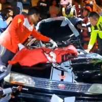 Truk kontainer terguling dan timpa sedan di Karawang, 3 orang tewas