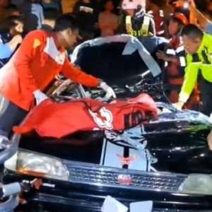 Truk kontainer terguling dan timpa sedan di Karawang, 3 orang tewas