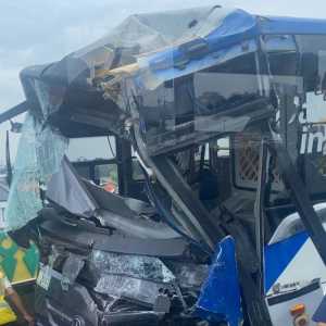 2 Bus TransJakarta adu banteng di flyover Cipulir, sejumlah penumpang jadi korban