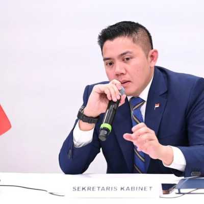 Viral gambar Seskab Teddy Indra Wijaya di pintu KRL diduga kampanye, KAI klarifikasi