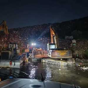 Gunung sampah Bantargebang longsor, 4 orang tewas