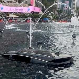 Mobil listrik BYD taksi online nyemplung ke kolam Bundaran HI