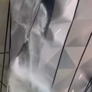 Atap Terminal 3 Bandara Soetta jebol diterjang hujan badai