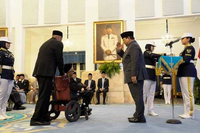 Teungku Nyak Sandang menerima tanda kehormatan berupa Bintang Jasa Utama dari Presiden Prabowo Subianto